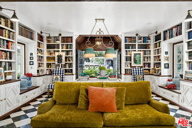 340 S Plymouth Boulevard, Los Angeles CA: https://media.crmls.org/mediaz/3d75bd79-d1d6-49e9-b3b3-29bda2e845fe.jpg