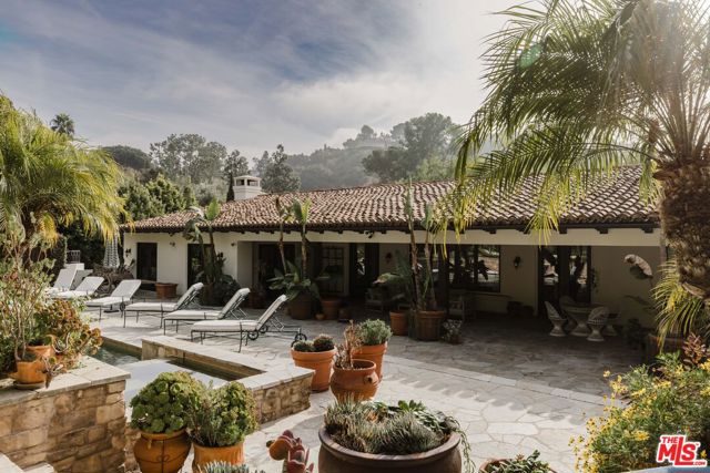 9301 Cherokee Lane, Beverly Hills CA: https://media.crmls.org/mediaz/3d7683a5-6e1e-46b6-af93-123df2157853.jpg