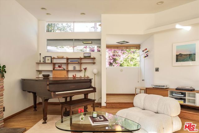 947 N Martel Avenue, Los Angeles CA: https://media.crmls.org/mediaz/3d76b5f9-83c4-4d54-9558-8d58ef8f8190.jpg