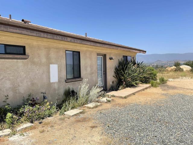 12478 Hillpoint Court, Valley Center CA: https://media.crmls.org/mediaz/3d76da43-6f76-4f46-84f8-94f3960a13ab.jpg