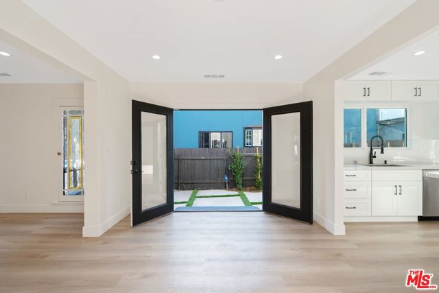 7957 Fountain Avenue, West Hollywood CA: https://media.crmls.org/mediaz/3d792ea7-c405-4b63-bd57-911977aa43ae.jpg