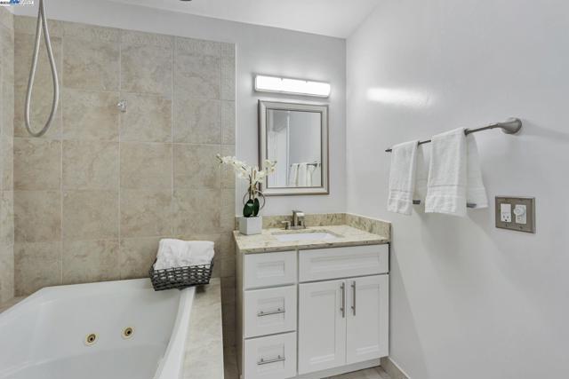 208 Siskiyou Ct, Walnut Creek CA: https://media.crmls.org/mediaz/3d793f73-e54b-44e0-9613-05dffad58b6d.jpg