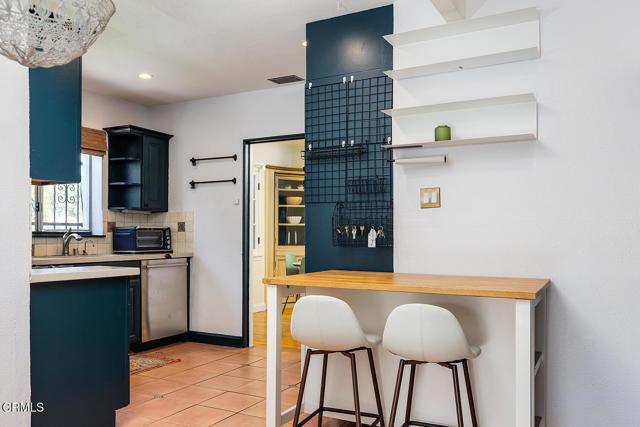 11074 Emelita Street Street, Los Angeles CA: https://media.crmls.org/mediaz/3d7997d1-abd0-4159-ae32-e4fee5492af2.jpg