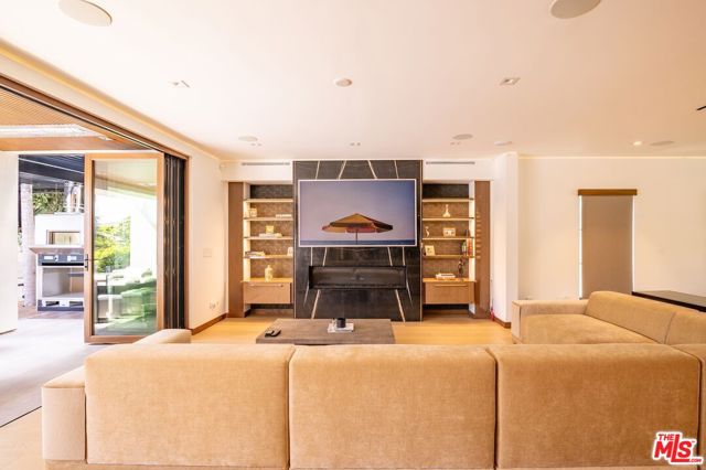 2717 Motor Avenue, Los Angeles CA: https://media.crmls.org/mediaz/3d79f979-24ea-4696-a7ce-964651d1b171.jpg
