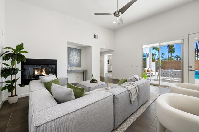970 Oceo S Circle, Palm Springs CA: https://media.crmls.org/mediaz/3d7a2131-116a-41a2-8e1a-25aa90cb7a83.jpg