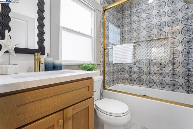 689 Santa Ray Ave, Oakland CA: https://media.crmls.org/mediaz/3d7a3bae-1420-43c6-9990-fea9a03a63e3.jpg