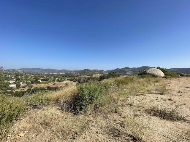 12478 Hillpoint Court, Valley Center CA: https://media.crmls.org/mediaz/3d7b94d9-5139-4f0f-b0ea-a306220c412a.jpg