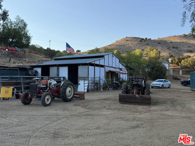 33931 Hanawalt Road, Agua Dulce CA: https://media.crmls.org/mediaz/3d7c6cf5-689a-494c-9281-5335dda383cc.jpg