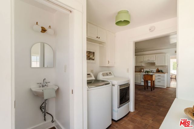 5421 Stratford Road, Los Angeles CA: https://media.crmls.org/mediaz/3d7c862c-e88e-4b5f-8eaa-67121350005c.jpg