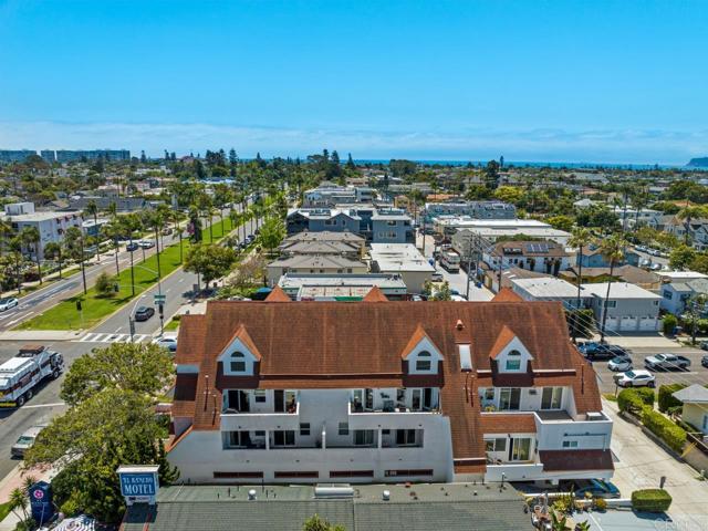 374 Orange Avenue, Coronado CA: https://media.crmls.org/mediaz/3d7c8abb-e742-4ea9-a491-23d6e0abea1e.jpg
