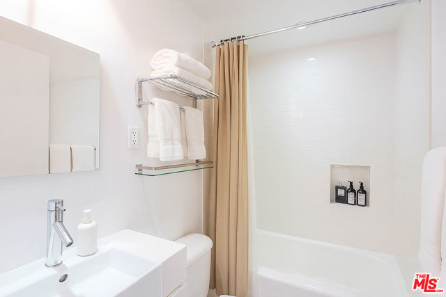 865 Comstock Avenue, Los Angeles CA: https://media.crmls.org/mediaz/3d7ca830-4461-43d9-a66f-80f79b365619.jpg