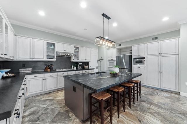 Detail Gallery Image 12 of 62 For 2216 Blossom Hill Ln, Escondido,  CA 92029 - 5 Beds | 4/1 Baths