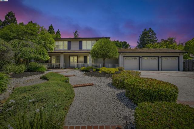 216 Salamanca Ct, San Ramon CA: https://media.crmls.org/mediaz/3d7fa822-bc17-4946-bcb6-06c94c78de41.jpg