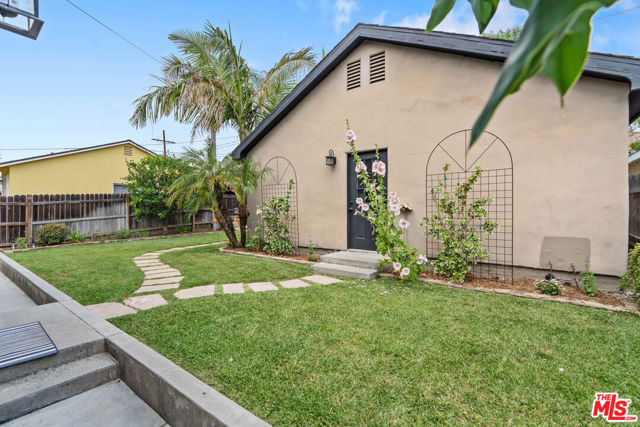 1865 E Villa Street, Pasadena CA: https://media.crmls.org/mediaz/3d804aaa-1b2a-4ea4-9a26-17d72abc8192.jpg