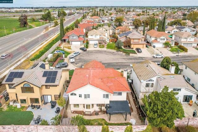 1974 Paradise Valley Ct, Tracy CA: https://media.crmls.org/mediaz/3d818ea9-7f80-4d10-a51f-b62ee016ba3c.jpg