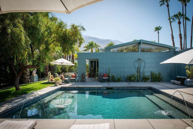 1055 E Granvia Valmonte, Palm Springs CA: https://media.crmls.org/mediaz/3d82214d-e221-47b0-b143-e50696df0601.jpg