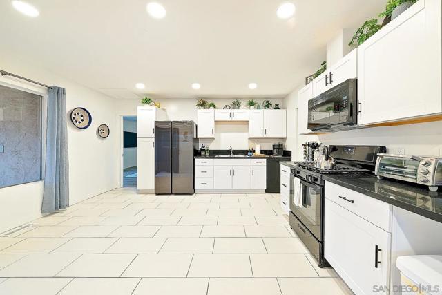 965 Rosecrans St, San Diego CA: https://media.crmls.org/mediaz/3d82dde2-e120-48be-9143-9899aa17b415.jpg