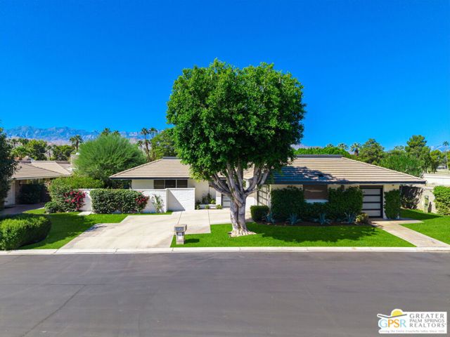30 Mayfair Drive, Rancho Mirage CA: https://media.crmls.org/mediaz/3d83103c-058a-484a-bb4f-a1e751f98ebb.jpg
