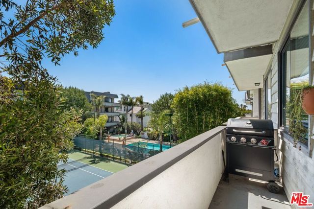 306 BORA BORA Way, Marina del Rey CA: https://media.crmls.org/mediaz/3d831b27-7058-47ca-804f-ff0977914797.jpg