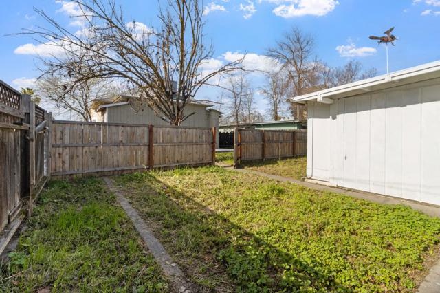 335 W 20th Street, Merced CA: https://media.crmls.org/mediaz/3d83436c-e81d-4286-a99a-70529890ee2c.jpg