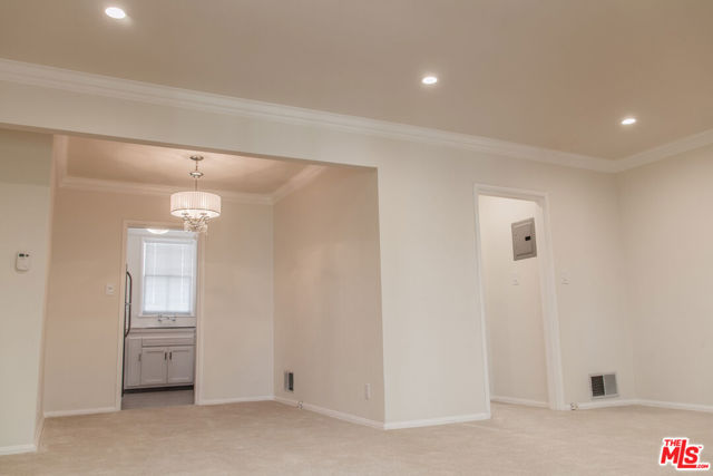 438 S Palm Drive, Beverly Hills CA: https://media.crmls.org/mediaz/3d84ad14-baa4-4ed4-a660-edb5ee1b0ce0.jpg