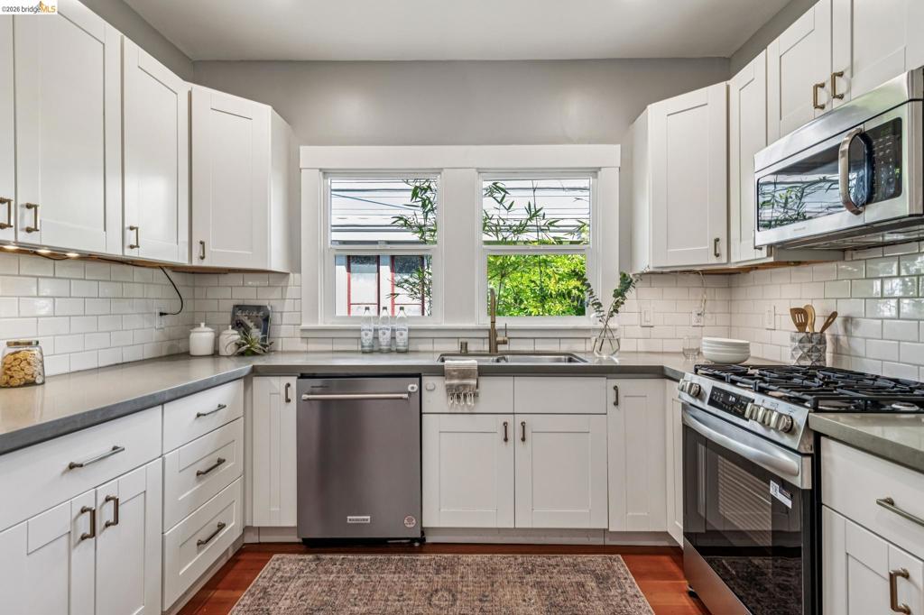 https://media.crmls.org/mediaz/3d84d364-0c5f-48d2-9307-144a27f69466.jpg?preset=X-Large