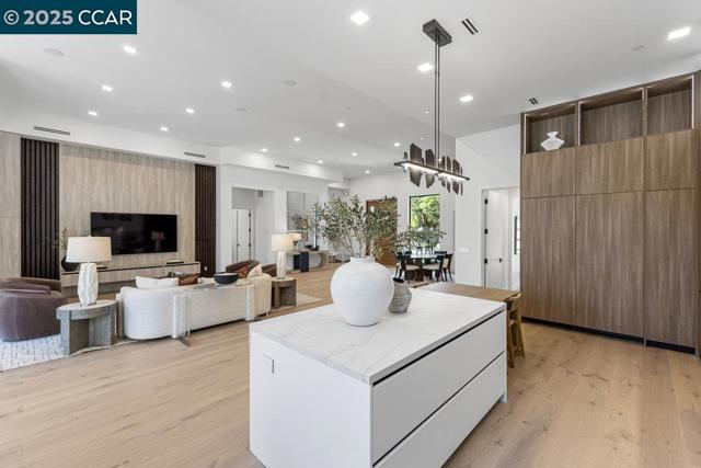 720 Laurel Dr, Walnut Creek CA: https://media.crmls.org/mediaz/3d85053d-309c-404b-a6d4-ce18d2591eaa.jpg
