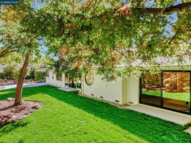 38 Sanders Ranch Rd, Moraga CA: https://media.crmls.org/mediaz/3d853256-7257-4e29-8ac8-795d83150b89.jpg