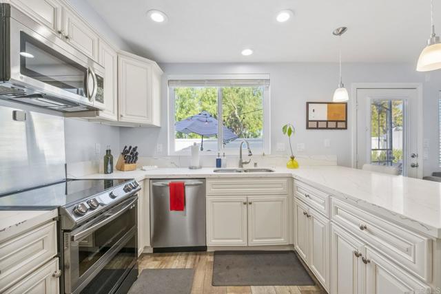 4867 Seascape Drive, Oceanside CA: https://media.crmls.org/mediaz/3d854055-7f1d-49b7-a8a0-2e0eb3c2a155.jpg