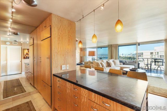 1830 Avenida Del Mundo, Coronado CA: https://media.crmls.org/mediaz/3d8651cb-9d56-49c5-8b78-24a6f7ba4d01.jpg