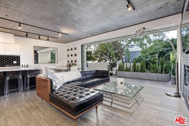 818 N Doheny Drive, West Hollywood CA: https://media.crmls.org/mediaz/3d86edcb-addb-4bdb-8445-6f3fd4a20f85.jpg