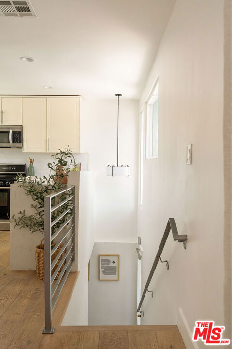 12366 Laurel Terrace Drive, Studio City CA: https://media.crmls.org/mediaz/3d875e99-9baa-4809-8281-bfa8aca811e9.jpg