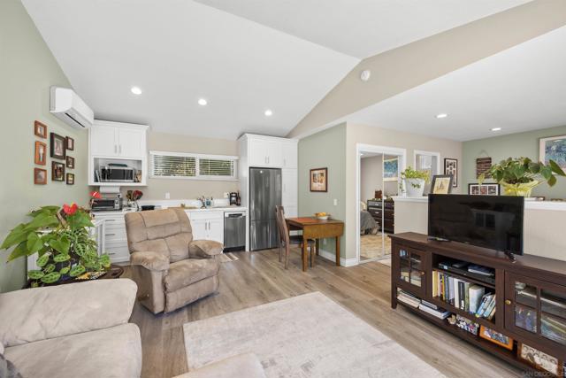 1510 2 Orangeview Dr,  CA: https://media.crmls.org/mediaz/3d879b46-c7fe-468b-a08f-f1f6ca81bf91.jpg