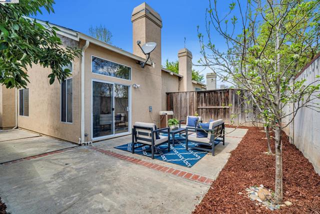 1549 Trimingham Drive, Pleasanton CA: https://media.crmls.org/mediaz/3d8830c0-8502-4880-8f37-b64c3c1c9b6e.jpg