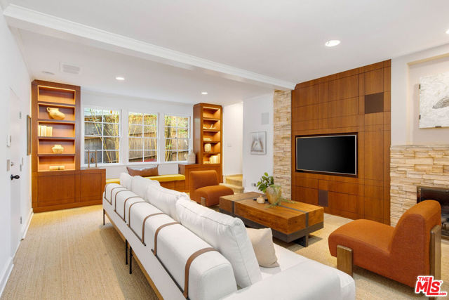 10155 Valley Spring Lane, Toluca Lake CA: https://media.crmls.org/mediaz/3d8943e6-552e-47d2-a234-2389a361b867.jpg