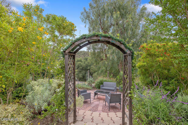464 W Avenida De Las Flores, Thousand Oaks CA: https://media.crmls.org/mediaz/3d89cbdf-2552-4861-a962-5ab50fd8ac78.jpg