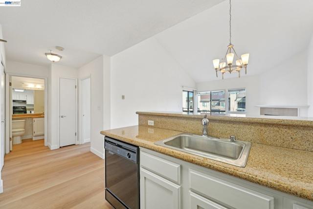 39206 Guardino Dr, Fremont CA: https://media.crmls.org/mediaz/3d8ace36-bf26-4e70-a283-878af6885518.jpg