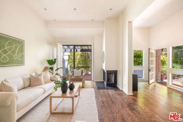 17200 Palisades Circle, Pacific Palisades CA: https://media.crmls.org/mediaz/3d8b24c0-b52b-4a4c-8a82-47f8430c0545.jpg