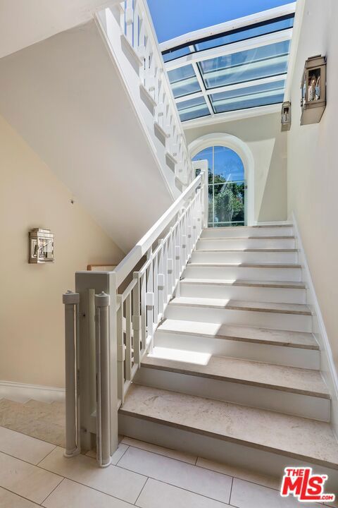 119 Malibu Colony Road, Malibu CA: https://media.crmls.org/mediaz/3d8c3302-b77b-4883-9216-2c7b21282fb6.jpg