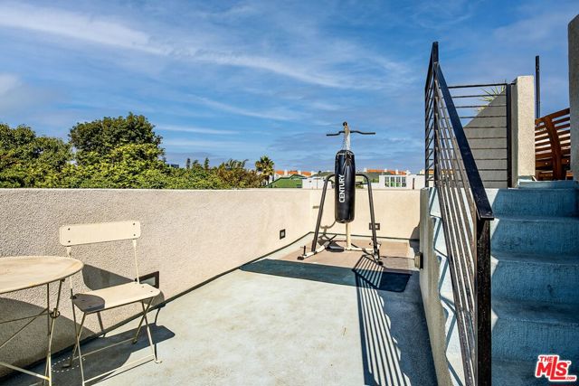 28 Ozone Avenue, Venice CA: https://media.crmls.org/mediaz/3d8c93c7-9bfb-4695-be85-96011c88965d.jpg