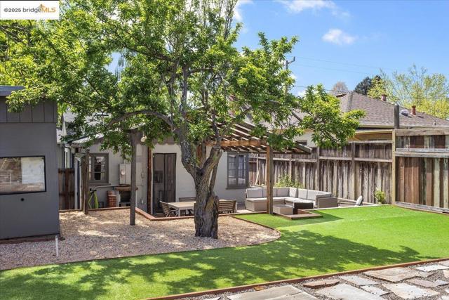 3148 Sylvan Ave, Oakland CA: https://media.crmls.org/mediaz/3d8dce71-88d2-45d5-89c4-993167322149.jpg