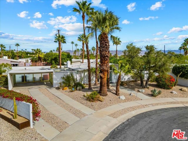 888 E Janet Circle, Palm Springs CA: https://media.crmls.org/mediaz/3d8eae2c-c0c8-48d4-b0ea-7a892ef9d322.jpg