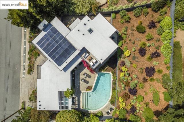 8715 Don Carol Drive, El Cerrito CA: https://media.crmls.org/mediaz/3d8f1113-25c1-49bb-8730-1095df073ae0.jpg