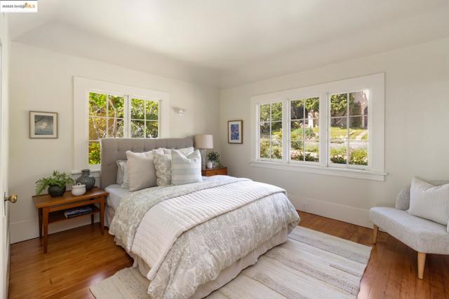 636 Vincente Ave, Berkeley CA: https://media.crmls.org/mediaz/3d902ce1-4bc8-48e6-90bb-56373b9f46bf.jpg