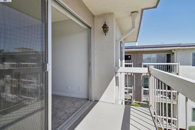 950 Shorepoint Ct, Alameda CA: https://media.crmls.org/mediaz/3d922510-c703-4722-9a3d-1bf331a348b3.jpg