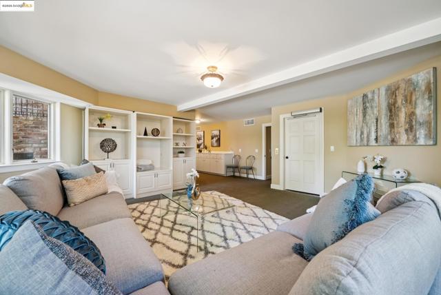 9 Burton Vista Ct, Lafayette CA: https://media.crmls.org/mediaz/3d926bba-acf5-4f0f-a58a-652788fe7715.jpg