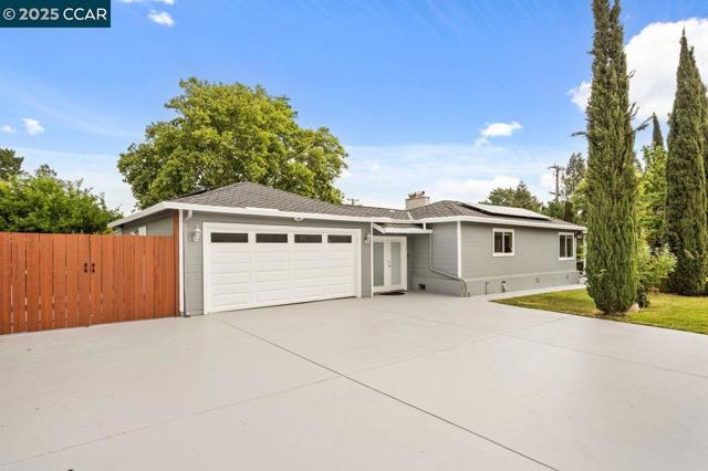 2401 Casa Way, Walnut Creek CA: https://media.crmls.org/mediaz/3d92962f-410c-45af-aa2e-8254c29bb67b.jpg