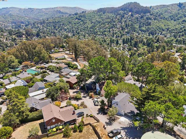 1218 Lattie Ln, Mill Valley CA: https://media.crmls.org/mediaz/3d9370f8-55a6-4064-9c5d-54e085faa117.jpg