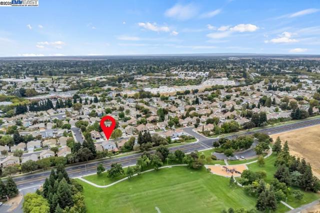 9193 Bungalow Way, Elk Grove CA: https://media.crmls.org/mediaz/3d953efc-e715-4914-9982-a99985535b77.jpg