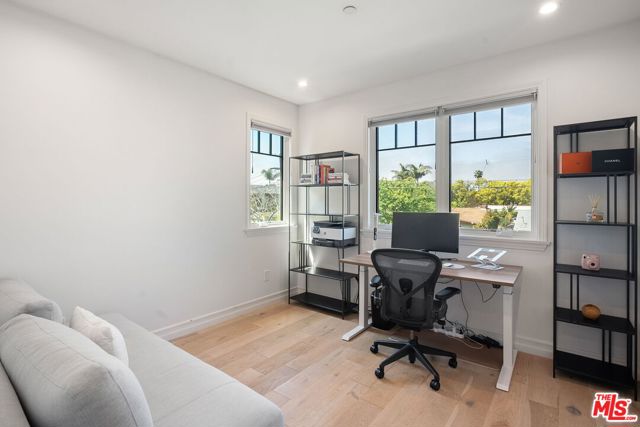 1086 Marco Place, Venice CA: https://media.crmls.org/mediaz/3d95dfea-e0bc-4524-8e6a-133dcc71e682.jpg